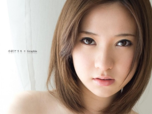 小泽艾莉丝，从平凡到非凡的自媒体之路